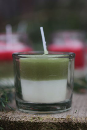 grün weiße Duftkerze im Glas