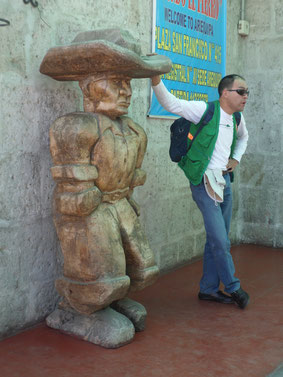 Photo de notre guide fort sympathique, en train de nous expliquer la tenue vestimentaire traditionnelle et historique péruvienne