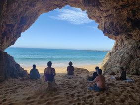 Meditation in einer Höhle mit Ausblick zum Meer