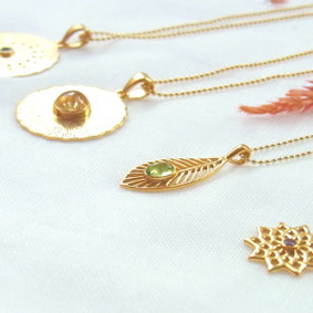 Ketten mit spirituellen Anhänger und Edelstein in gold