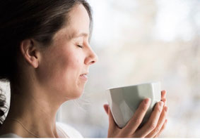 Kursleiterin Barbara Fergg mit einer Tasse Kaffee.