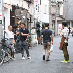 商店街の幹部の皆さんが集合してなにやら会議が・・・。