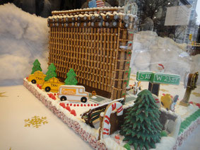 今年、高級スーパーのウィンドウに飾ってあったニューヨークの有名なフラットアイアンビルをかたどったもの