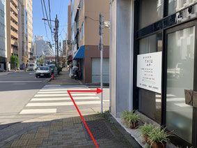 5)「歩行者専用通路」の先の信号を渡り左折。「鍼灸整骨院TAIU」の角を右折