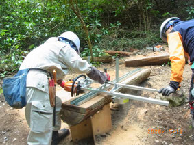 製材作業中