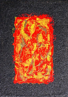 Abstrakte Malerei in Rot, Gelb und Gold auf dunkel-schimmernder Grundierung.