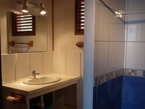 Salle de bain bungalow n°9 – lavabo, douche, WC, serviettes et tapis de bain fournis