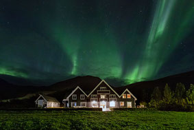 Hotel mit Nordlichtern im Hintergrund