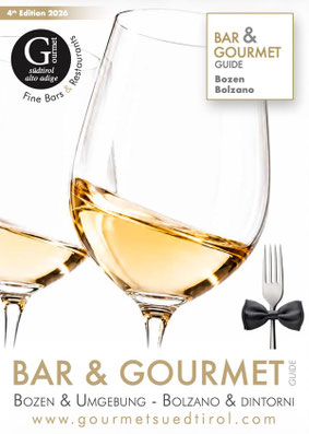 Copertina della Bar & Gourmet Guide Bolzano e dintorni 2026 di Gourmet Südtirol con calici di vino bianco e consigli su ristoranti, bar e locali gourmet.