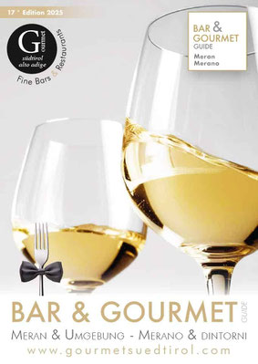 Cover der 16. Edition 2024 des Bar & Gourmet Guide Meran & Umgebung – Gourmet Südtirol mit stilvollen Weingläsern, Empfehlungen für Restaurants und Bars in Südtirol.