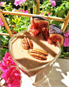 Shake, Schoko, Pekannüsse, Feigen, Blumen