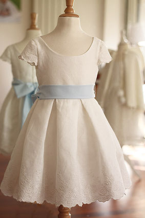 Robe cérémonie fille en coton lin brodé blanc cassé ceinture bleu ciel ou rose. Robe demoiselle d'honneur Capucine par Fil de Legende. Magasin vêtements cérémonie enfants Paris, Neuilly-sur-Seine. Expédition en France et à l'international.