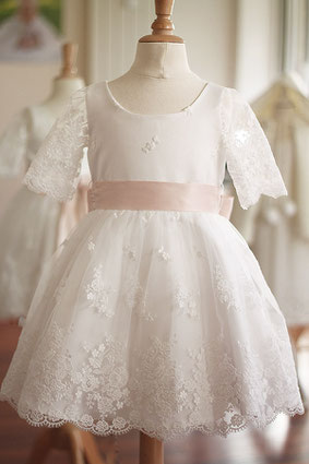 Robe cérémonie fille en dentelle manches trois quart avec ceinture rose ou vert amande ou blanche. Modèle robe cortège fille Lily par Fil de Légende. Magasin vêtements cérémonie enfants Paris, neuilly-sur-Seine. expédition en france et à l'international.