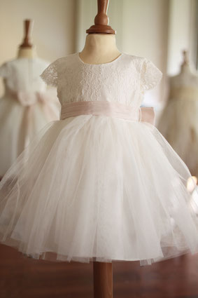 Robe cérémonie fille dentelle italienne et tulle ivoire. Ceinture rose poudrée. Atelier à Neuilly-sur-seine. Envois dans toute la France.