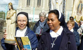 2 soeurs Augustines au pardon de ND de la SAlette (09/2017)