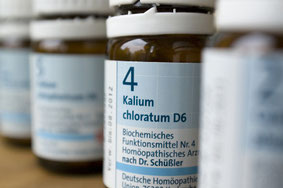 Bild: Schüßler-Salze in Glasfläschchen, auf naturheilpraxis-bleistein.de