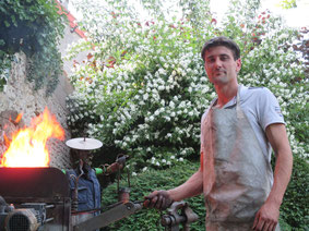Tristan Caraty artisan ferronnier à la forge en manifestation
