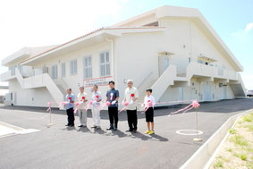 大浜・磯辺地区農業集落排水事業の供用開始を祝い、汚水処理施設の前で行われたテープカット(31日午前)