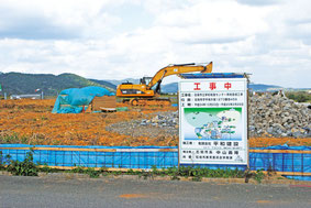 新給食センターの用地造成工事が進んでいる=28日午後、バンナ公園北口向かい