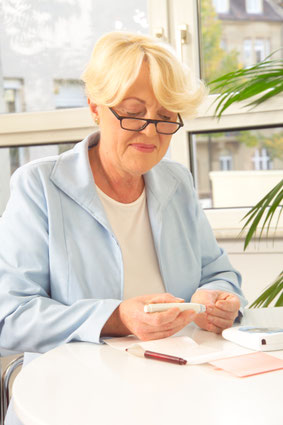 Patientin bei der Selbstmessung