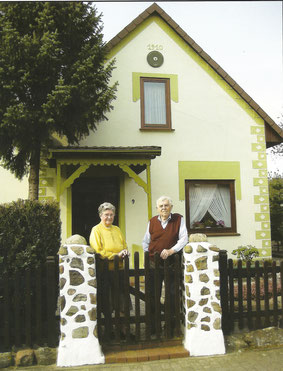 Fredy Hohnhorst mit seiner Frau im Jahre 2005.  Sie stehen vor ihrem selbsterbauten Haus in der Erichshofer Taubenstraße-.