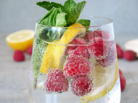 Zitronen-Minz-Soda mit Himbeeren