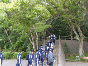 清水山公園から登る高校生