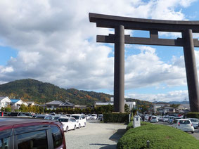 奈良県桜井市鎮座大神神社の大鳥居。後背は神体山三輪山（2011.12.4）