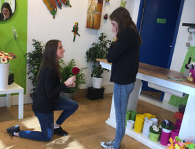 Julia und Nadja stellen die wohl bekannteste Szene der Kuppelshow nach: das Überreichen der Rose.