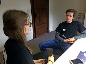 Online-Redakteurin Anissa Legros im Interview mit dem Chefredakteur Hagen Weigel