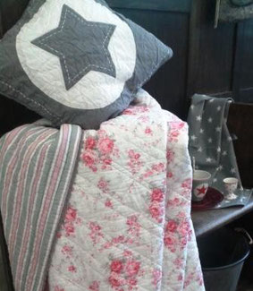 Quilt-Kissen mit Stern, Quilt-Decke mit Rosen