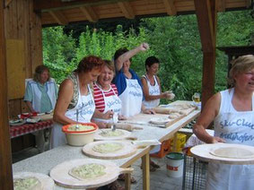 Das Backteam bereitet den Brotkuchen mit Zwiebeln vor