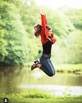 adolescente heureuse grâce à l'hypnose