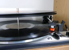 Plattenstapel auf einer Abwurfsäule auf einem Plattenspieler, Model "DUAL 1228" 
