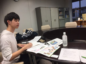 Yuta Uchino of Hakumon Herald interviews Yuji Sawano, a section chief of Chuo’s Educational Affairs Division.