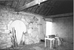 Gîte Le Vieux Frêne : Vóór het werk, de kamer is nog donker