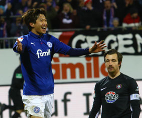 Okugawa feiert sein 4: 1 für Holstein Kiel - Foto: pin