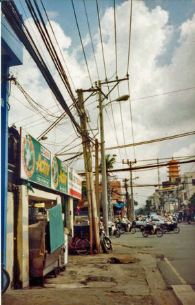 Cables électriques omniprésents dans les rues