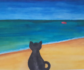 Mit Aquarellstiften selbst gemaltes Bild. Eine schwarze Katze, von hinten zu sehen, sitzt am Strand und schaut auf das blau-türkise Meer. Rechts hinten ist ein pinker Fleck im Meer.