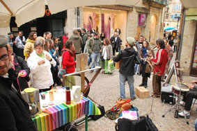 stand café crêpes jonquilles et musique sur le marché de figeac
