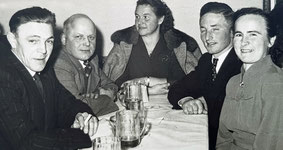 Johann (l.) und Maria Schöfberger (r.), dazwischen das Ehepaar Humer und J. Moser (um 1960).