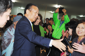 中山氏の選対事務所を訪れ、支持者と握手する自民党の二階幹事長=8日午後