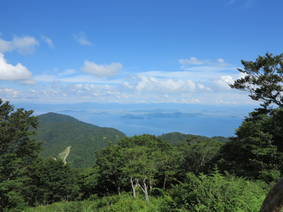 良いロケーションのテン場から琵琶湖を望む
