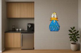 Humorvolle Pop-Art Holzskulptur in einer modernen Kaffeeküche, Motiv Ente mit Kaffee.
