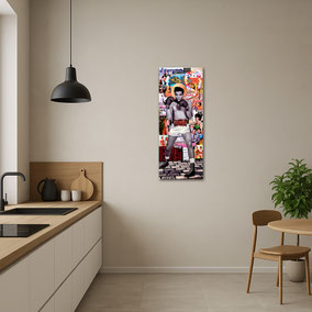 Moderne Küche mit der Panorama-Collage ALOHA HAWAII an einer weißen Wand.