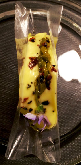 Durchsichtiges Canapé, Miso-Olivenölschaum, Spargel, Malzkrümel, Rosmarinblüte