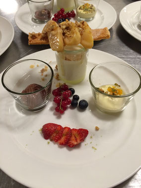 Panna cotta, karamellisierte Äpfel, Haselnusskrokant, frische Früchte, Mousse au Chocolat, Mousse au Mangue