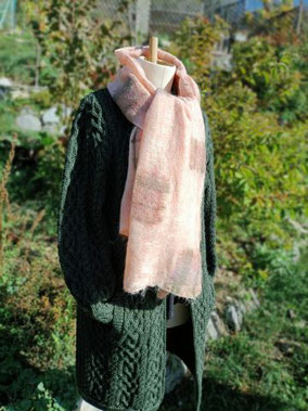 Mannequin portant une veste en laine verte et un foulard en feutre nuno de couleur rose poudré