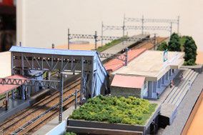 Nゲージ 鉄道ジオラマ　ローカル線の駅　展示台　並木道　踏切　待合室 Nゲージ 鉄道ジオラマ ローカル線の駅 展示台 並木道 踏切 待合室