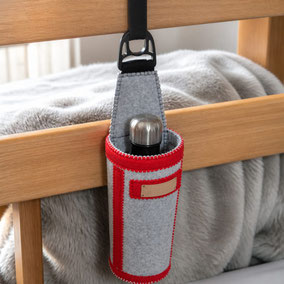 Flaschentasche aus Filz in grau/rot zum Einhängen.